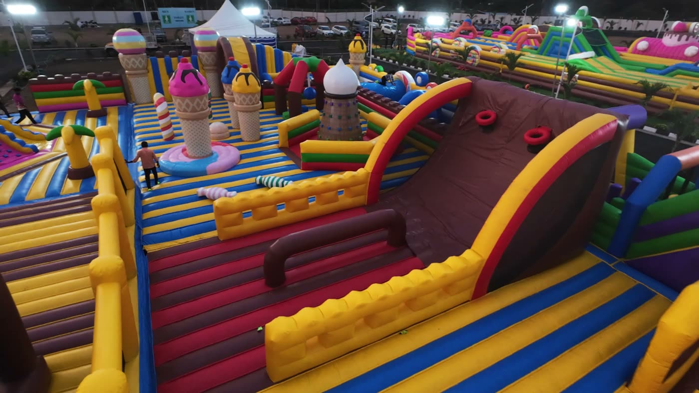 BIGG BOUNCE candy inflatable park still 8